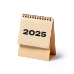 Calendario de sobremesa 2025 de cartón reciclado y anillas vista cuarta