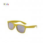 Gafas de sol para niños en distintos colores con lentes negros