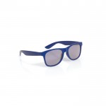 Gafas de sol para niños en distintos colores con lentes negros color azul primera vista
