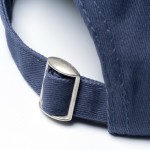 Gorra estilo casual con 6 paneles y ojales metálicos laterales color marrón grisáceo vista detalle 4