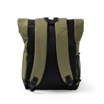 Mochila de poliéster 900D con tapa enrollable y cintas de cierre color verde militar vista detalle 1