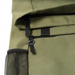 Mochila de poliéster 900D con tapa enrollable y cintas de cierre color verde militar vista detalle 3