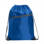 Mochila de cuerdas multiusos con bolsillo con cremallera frontal color rojo primera vista de uso