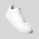 Bamba casual con suela de goma y lengüeta microperforada Roly Direct color blanco primera vista de uso