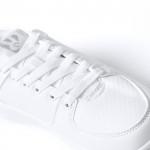 Bamba casual con suela de goma y lengüeta microperforada Roly Direct color blanco tercera vista de uso