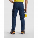 Pantalón laboral vaquero de algodón y poliéster 370 g/m2 Roly Raptor color azul vaquero cuarta vista de uso