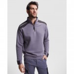 Jersey laboral de algodón y poliéster 280 g/m2 Roly Maverick color negro primera vista de uso