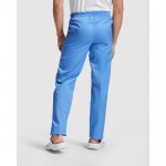 Pantalón sanitario largo unisex con corte recto 195 g/m2 Roly Care color azul bondi cuarta vista de uso