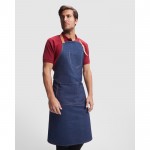 Delantal laboral largo para horeca en algodón 250 g/m2 Roly Batali color azul vaquero primera vista de uso