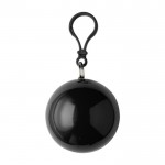 Poncho de plástico plegado en pelota redonda con mosquetón color negro primera vista