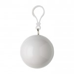 Poncho de plástico plegado en pelota redonda con mosquetón color blanco primera vista