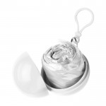 Poncho de plástico plegado en pelota redonda con mosquetón color blanco segunda vista