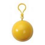 Poncho de plástico plegado en pelota redonda con mosquetón color amarillo primera vista