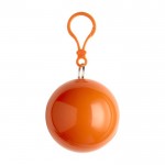 Poncho de plástico plegado en pelota redonda con mosquetón color naranja primera vista
