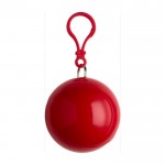 Poncho de plástico plegado en pelota redonda con mosquetón color rojo primera vista