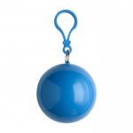 Poncho de plástico plegado en pelota redonda con mosquetón color azul claro primera vista