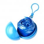 Poncho de plástico plegado en pelota redonda con mosquetón color azul claro tercera vista