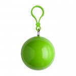 Poncho de plástico plegado en pelota redonda con mosquetón color verde claro primera vista