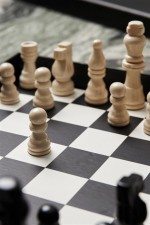 Juego de ajedrez con piezas en madera color negro vista de ambiente 2