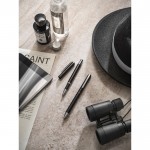 Set de bolígrafo y roller de aluminio reciclado tinta azul y negra vista bodegón