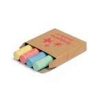 4 tizas de colores que van suministradas en una caja artesanal color marrón imagen con logo