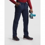Pantalón largo laboral con elastano 250 g/m2 Roly Daily Stretch color camel tercera vista de uso