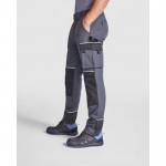 Pantalón laboral multibolsillos con elastano 260 g/m2 Roly Wall color negro cuarta vista de uso