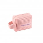 Bolso de mano de materiales reciclados forrado con asa lateral color rosa claro imagen con logo