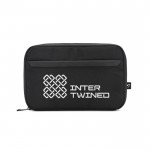 Bolsa organizadora accesorios tecnológicos en poliéster reciclado color negro imagen con logo 2