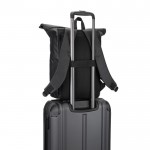 Mochila roll top de viaje en poliéster reciclado impermeable 14” color negro quinta vista