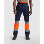 Pantalón laboral alta visibilidad con bolsillos 200 g/m2 Roly Naos color naranja fluorescente primera vista de uso