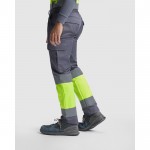 Pantalón de trabajo de alta visibilidad invierno 240 g/m2 Roly Soan color gris topo quinta vista de uso