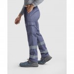 Pantalón laboral largo de alta visIbilidad 240 g/m2 Roly Daily HV color gris topo quinta vista de uso