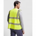 Chaleco de alta visibilidad con bolsillo y cremallera de poliéster Roly Polux color amarillo fluorescente cuarta vista de uso