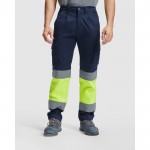 Pantalón laboral de alta visibilidad 250 g/m2 Roly Daily Stretch HV color amarillo fluorescente primera vista de uso