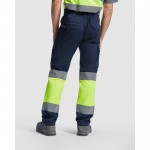 Pantalón laboral de alta visibilidad 250 g/m2 Roly Daily Stretch HV color amarillo fluorescente cuarta vista de uso