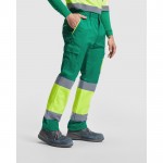 Pantalón laboral largo multibolsillos visibilidad 235 g/m2 Roly Enix color verde tercera vista de uso