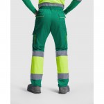 Pantalón laboral largo multibolsillos visibilidad 235 g/m2 Roly Enix color verde cuarta vista de uso