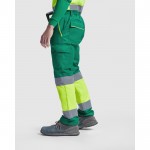Pantalón laboral largo multibolsillos visibilidad 235 g/m2 Roly Enix color verde quinta vista de uso