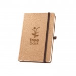 Libreta con tapas de corcho con cinta y portalápices A5 hojas lisas color natural imagen con logo