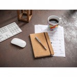 Libreta con tapas de corcho con cinta y portalápices A5 hojas lisas vista bodegón