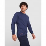 Camiseta laboral ingífuga de manga larga 220 g/m2 Roly Defender color azul marino cuarta vista de uso