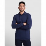 Polo de manga larga ignífugo con tapeta de 3 botones 220 g/m2 Roly Santana color azul marino primera vista de uso