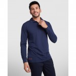 Polo de manga larga ignífugo con tapeta de 3 botones 220 g/m2 Roly Santana color azul marino cuarta vista de uso