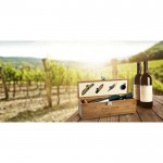 Set de vino presentado en elegante caja de bambú y metal vista bodegón