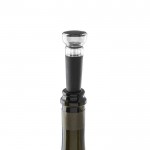 Tapón de vino con mecanismo de cierre al vacío ideal para botellas color negro cuarta vista