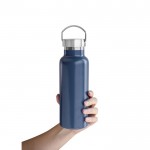 Botella de acero inoxidable parcialmente reciclado de 810ml color azul marino tercera vista