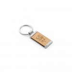 Llavero de bambú con forma rectangular y carcasa de metal color natural imagen con logo