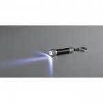Llavero de aluminio parcialmente reciclado con linterna LED 3 posiciones color negro tercera vista