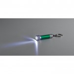 Llavero de aluminio parcialmente reciclado con linterna LED 3 posiciones color verde tercera vista